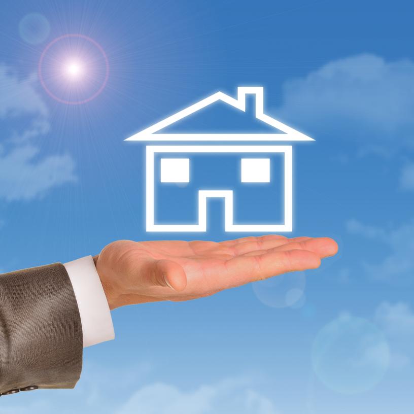 house-model-in-right-hand-of-real-estate-agent